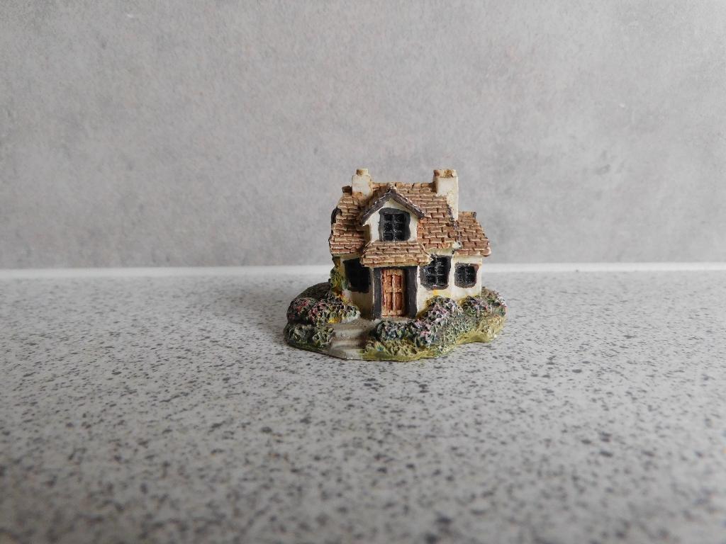 Cottage 4,5x3,5 cm. Miniatuur Cuggly Wuglies Collection EPL, Ophalen of Verzenden, Zo goed als nieuw, Overige typen
