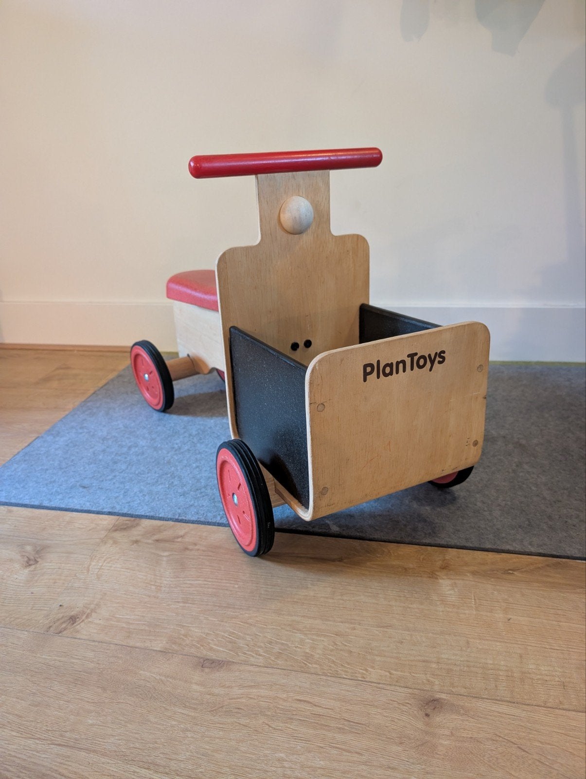 PlanToys - Houten loopauto met bak, Kinderen en Baby's, Ophalen, Gebruikt, Rij- of Hobbelspeelgoed