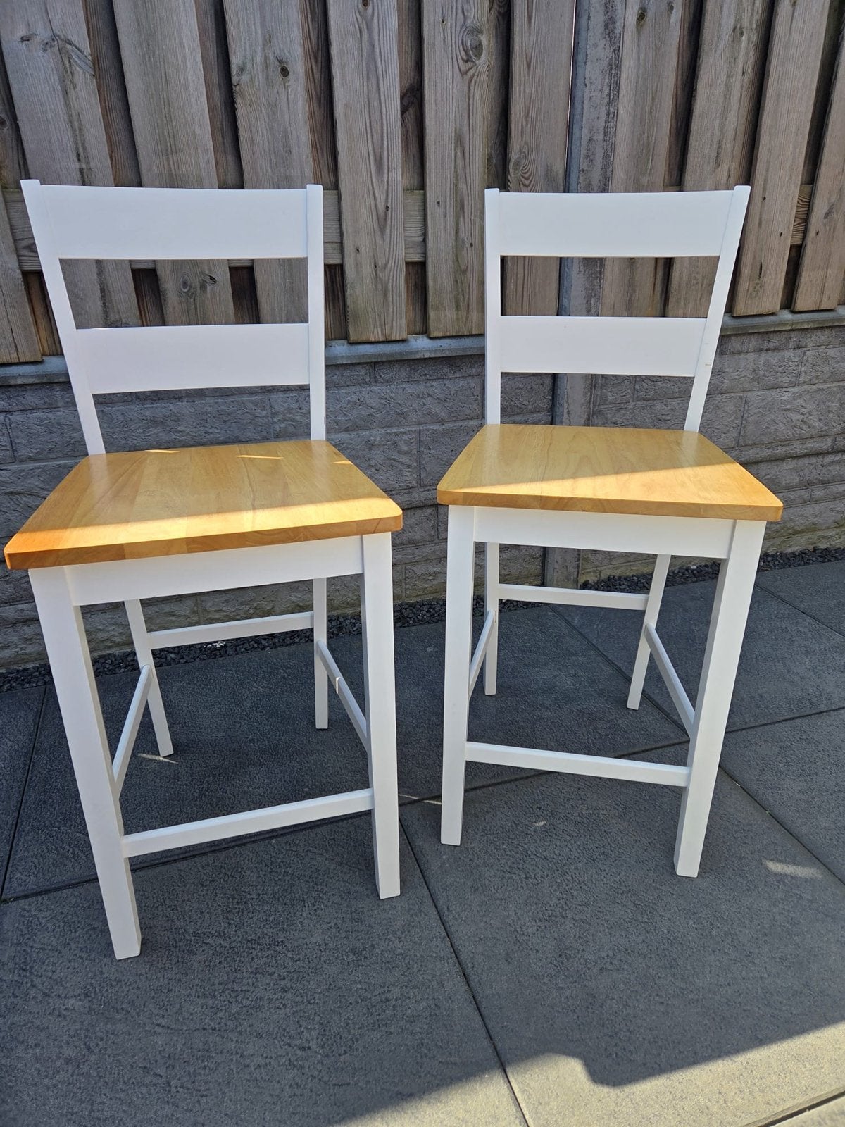 Twee nieuwe barkrukken - wit met houten zitting, Ophalen, 60 tot 90 cm, Nieuw, Hout