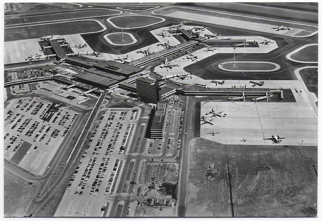 Amsterdam Schiphol Ongelopen Ansichtkaart ( B5567, Ophalen of Verzenden, 1960 tot 1980, Ongelopen, Noord-Holland