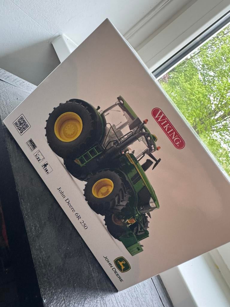 1:32 John Deere 6R250 Wiking, Ophalen of Verzenden, Zo goed als nieuw, Tractor of Landbouw, Overige merken