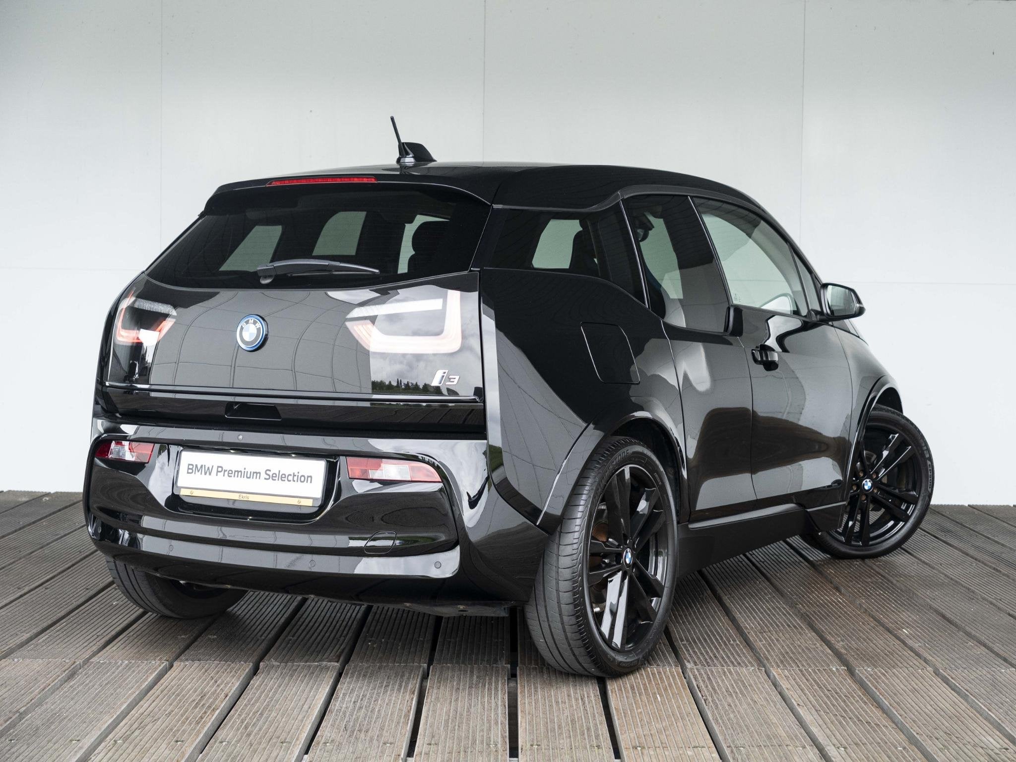 BMW i3 120Ah | Dark Shadow Edition | Sportpakket | 20 inch |, Auto's, Met garantie (alle), 4 stoelen, 258 min, Zwart