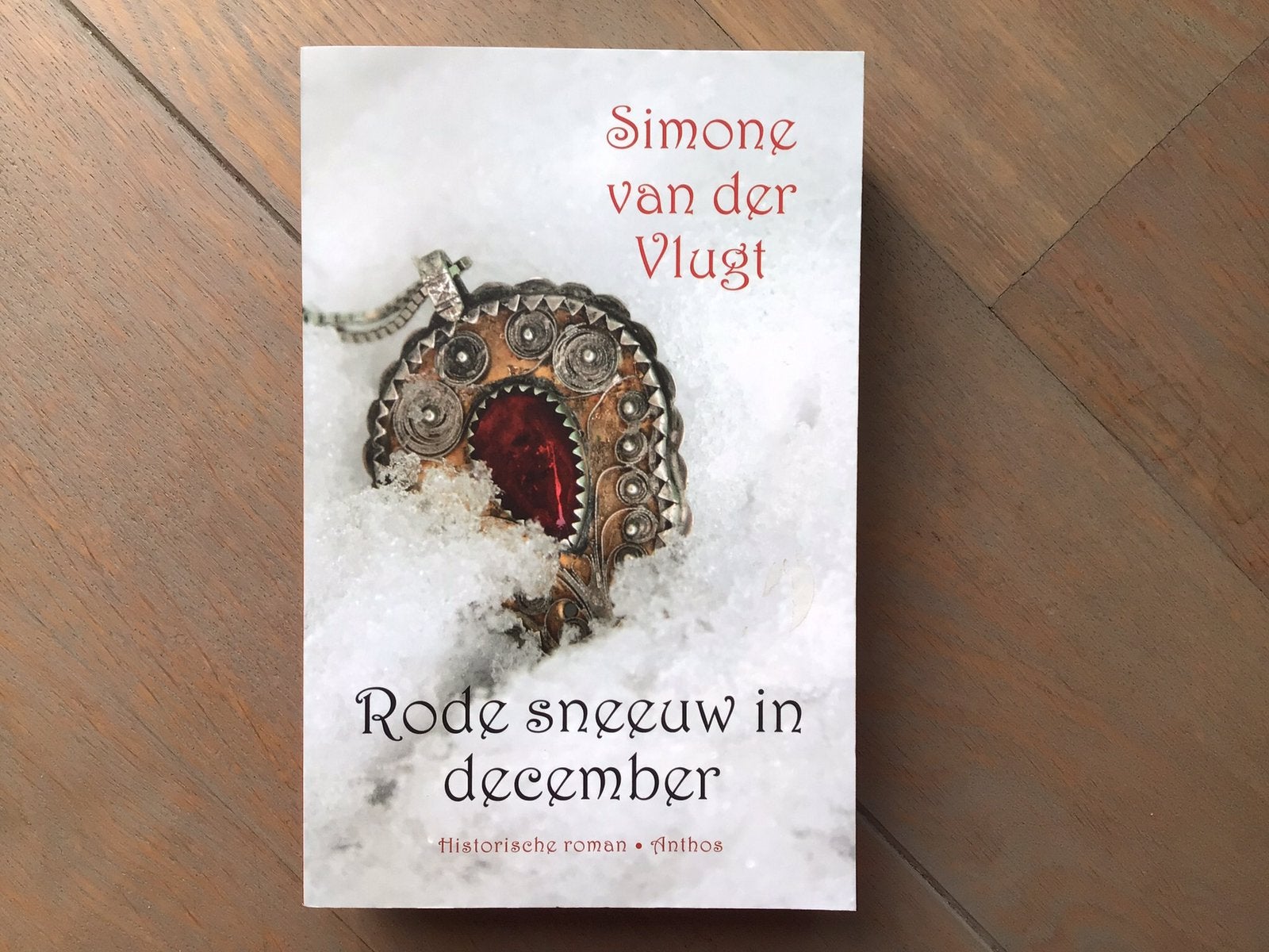Boek: Rode sneeuw in december - Simone van der Vlugt, Boeken, Ophalen of Verzenden, Nieuw