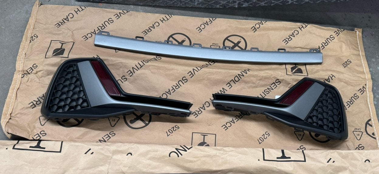 Originele Audi A1 82a bumper S-Line roosters sierlijst 2024, Nieuw, Achter, Bumper, Audi