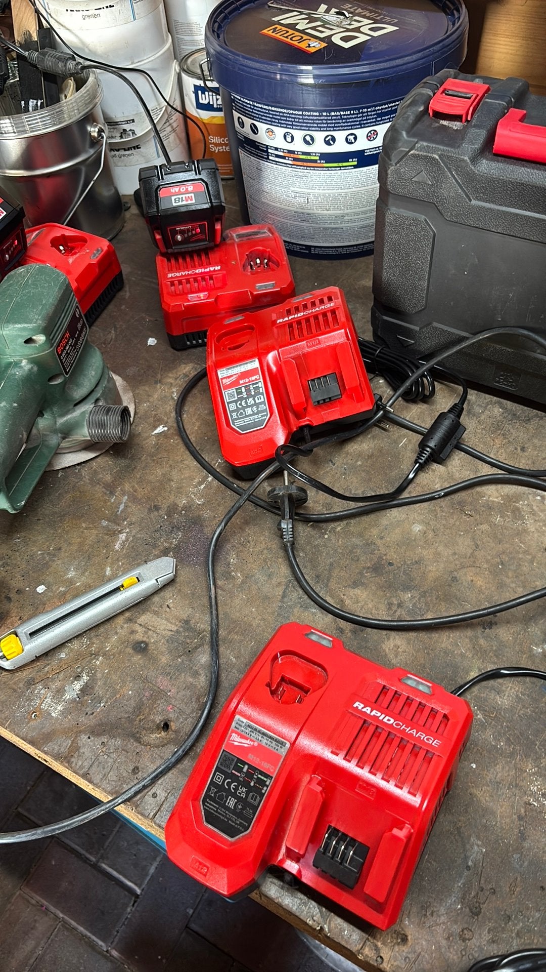 Milwaukee M18 opladers Rapid Charge – meerdere stuks €50ps, Ophalen of Verzenden, Zo goed als nieuw