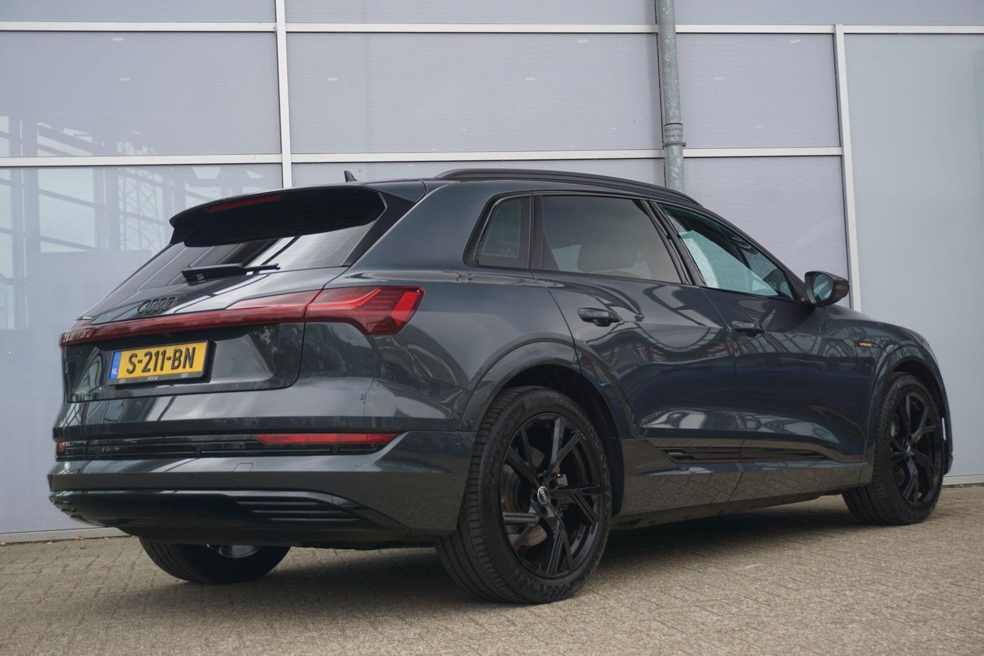 Audi e-tron 55 408pk Quattro Advanced Edition 95 kWh | Trekh, Auto's, Automaat, 131 €/maand, Stof, Zwart