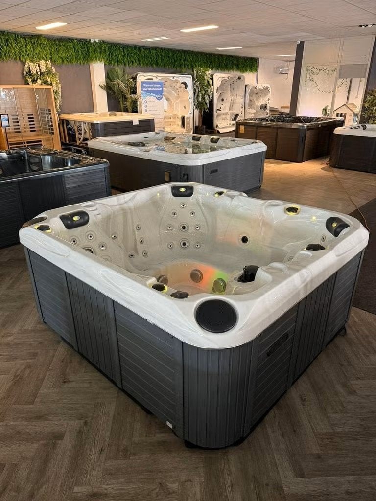 Luxe 5-pers Spa/jacuzzi Comfort, Ontspanning & Kracht, Ophalen, Zo goed als nieuw, Trap, Vast