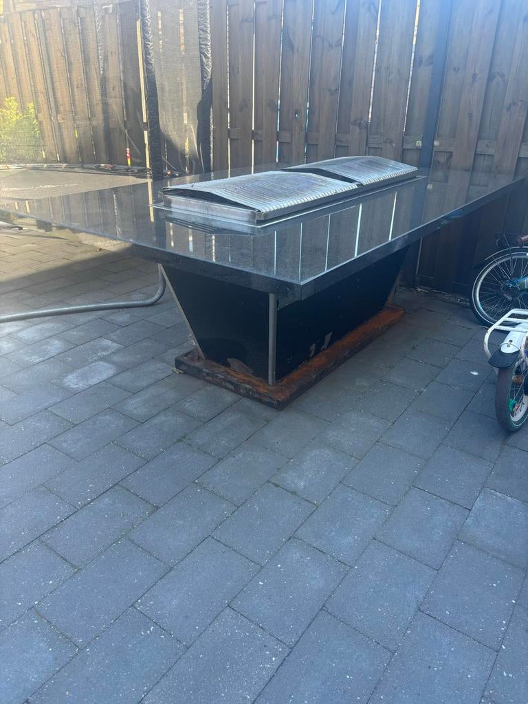 Robuuste BBQ tafel, Ophalen, Gebruikt