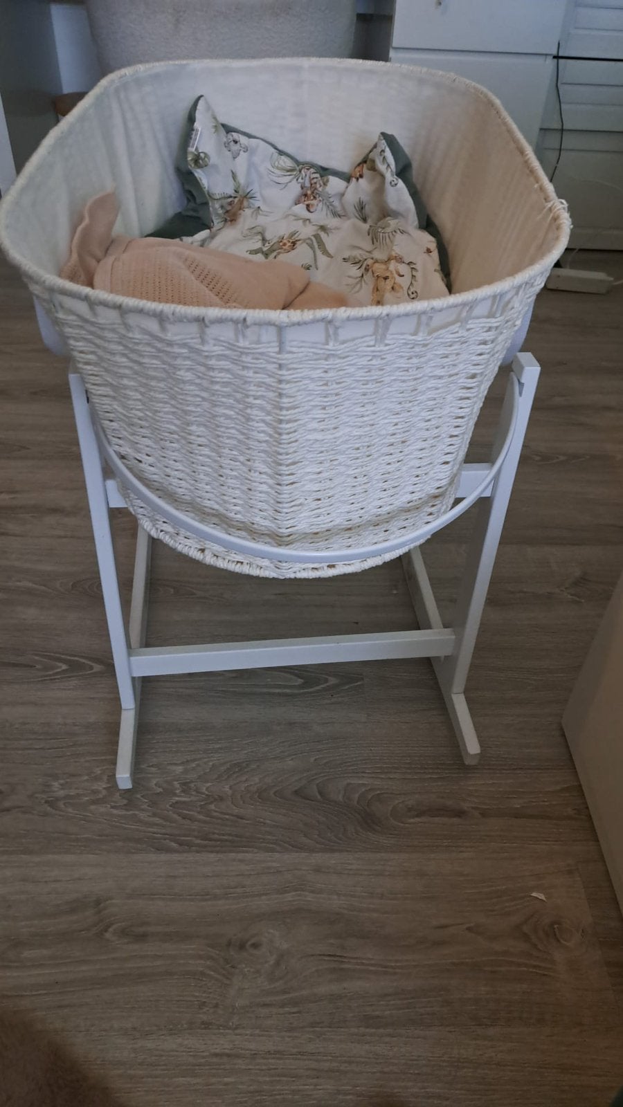Gratis af te halen baby wieg ledikantje rotan wit, Kinderen en Baby's, Ophalen of Verzenden, Zo goed als nieuw