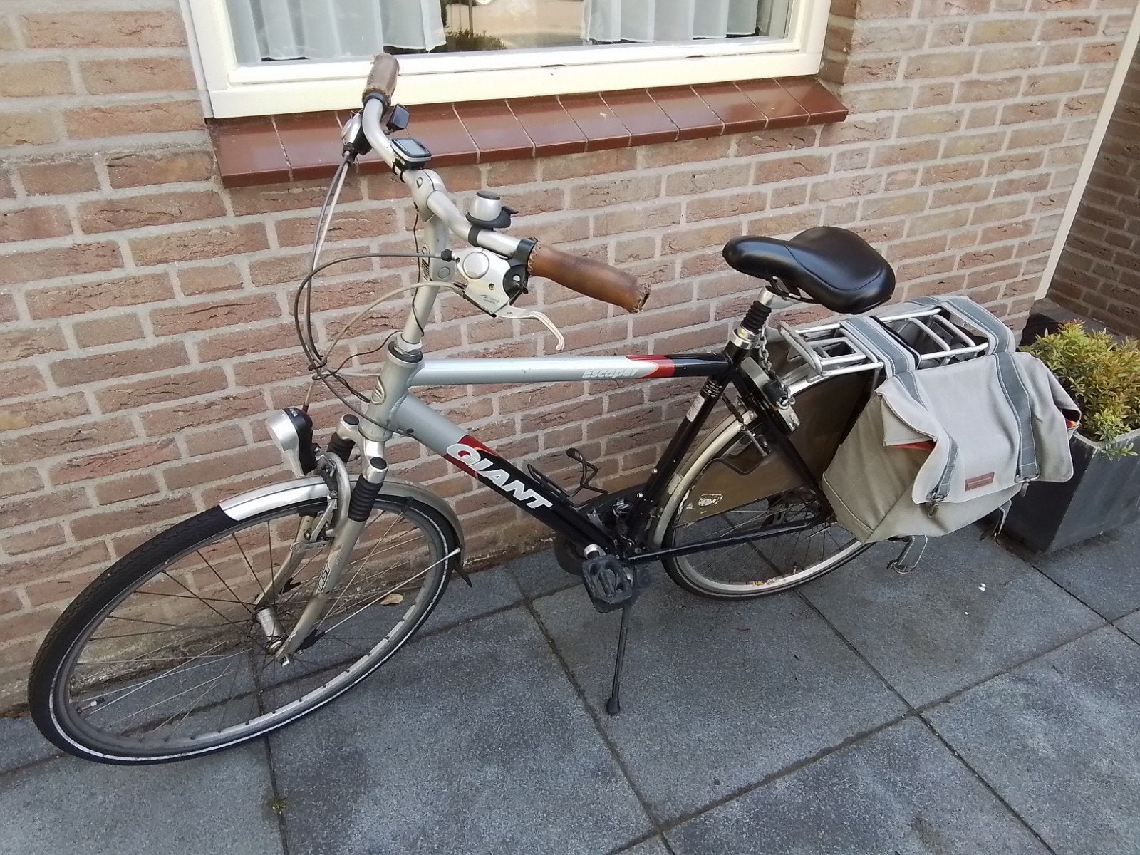Herenfiets Giant met fietstassen, Fietsen en Brommers, Fietsen | Heren | Herenfietsen, Ophalen, Gebruikt, Velgrem, Versnellingen