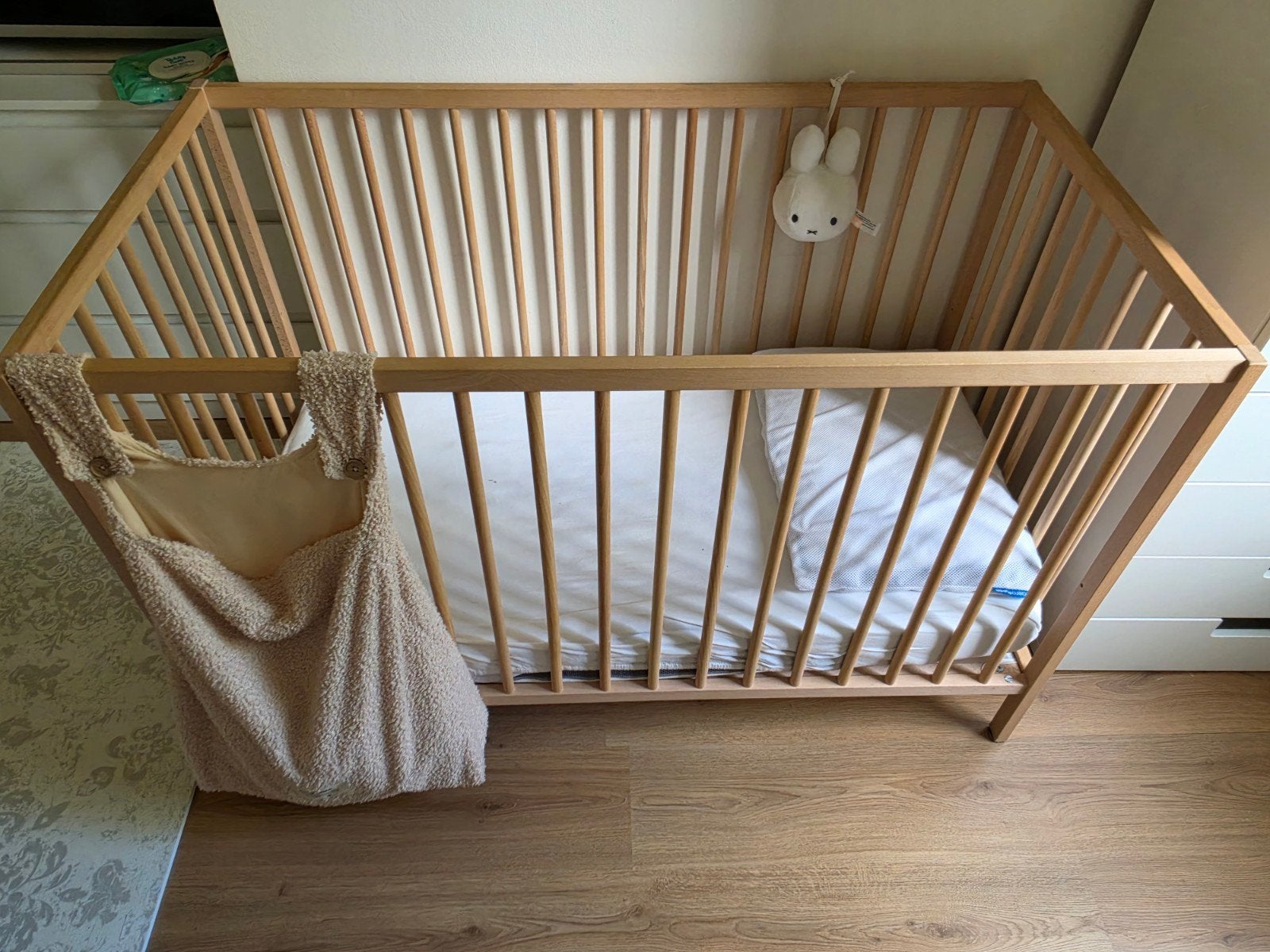 Nette Ledikant 120x60 met matras en overtrekken, Lattenbodem, Zo goed als nieuw, Minder dan 70 cm, 140 tot 160 cm