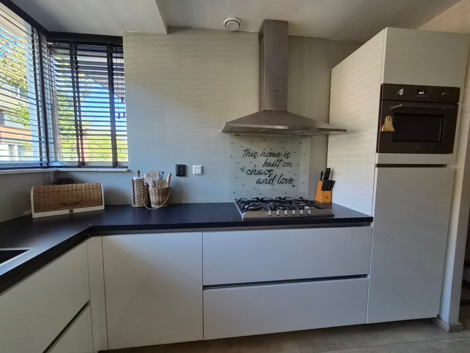 Moderne hoekkeuken met inbouwapparatuur, Huis en Inrichting, Ophalen, Gebruikt, Wit, Hoekkeuken