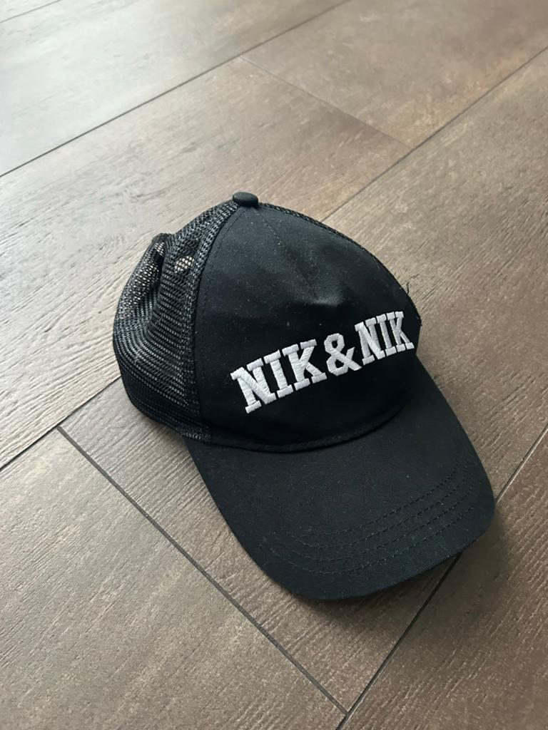 NIK&NIK Zwarte Pet - One Size, Kinderen en Baby's, Kinderkleding | Petten en Hoeden, Jongen of Meisje, Ophalen of Verzenden, 146 t/m 152