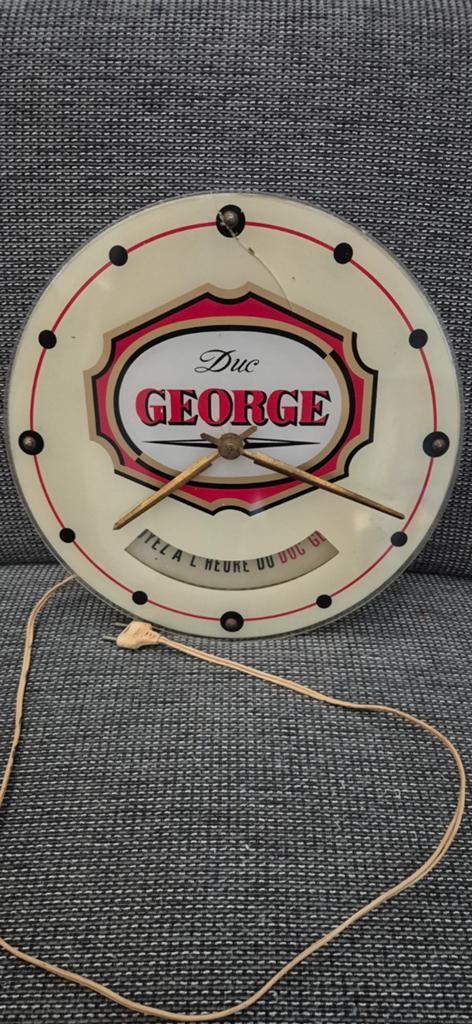 Prachtige jaren 50 wandklok. DUC GEORGE SIGAREN. ZIE FOTO'S, Antiek en Kunst, Antiek | Klokken, Ophalen of Verzenden