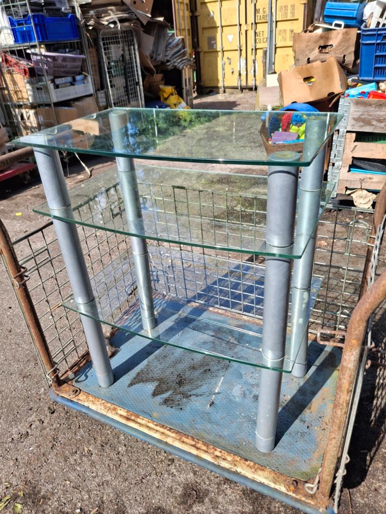 Glazen bijzettafel met metalen poten - Modern design, Huis en Inrichting, Tafels | Bijzettafels, Ophalen, Gebruikt, 55 tot 75 cm