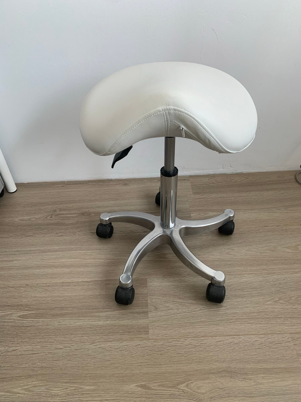 Witte zadelkruk op wielen - Ergonomisch, Huis en Inrichting, Ophalen, Wit, Zo goed als nieuw, Bureaukruk