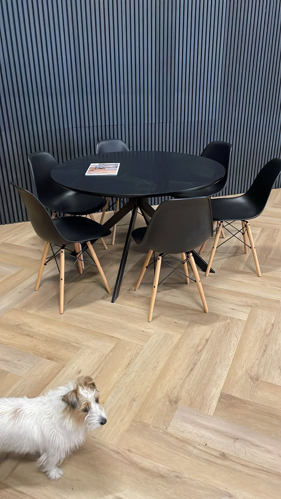 Zwarte ronde tafel 120cm 6 stoelen, Ophalen, Zo goed als nieuw, 75 m² of meer, Laminaat