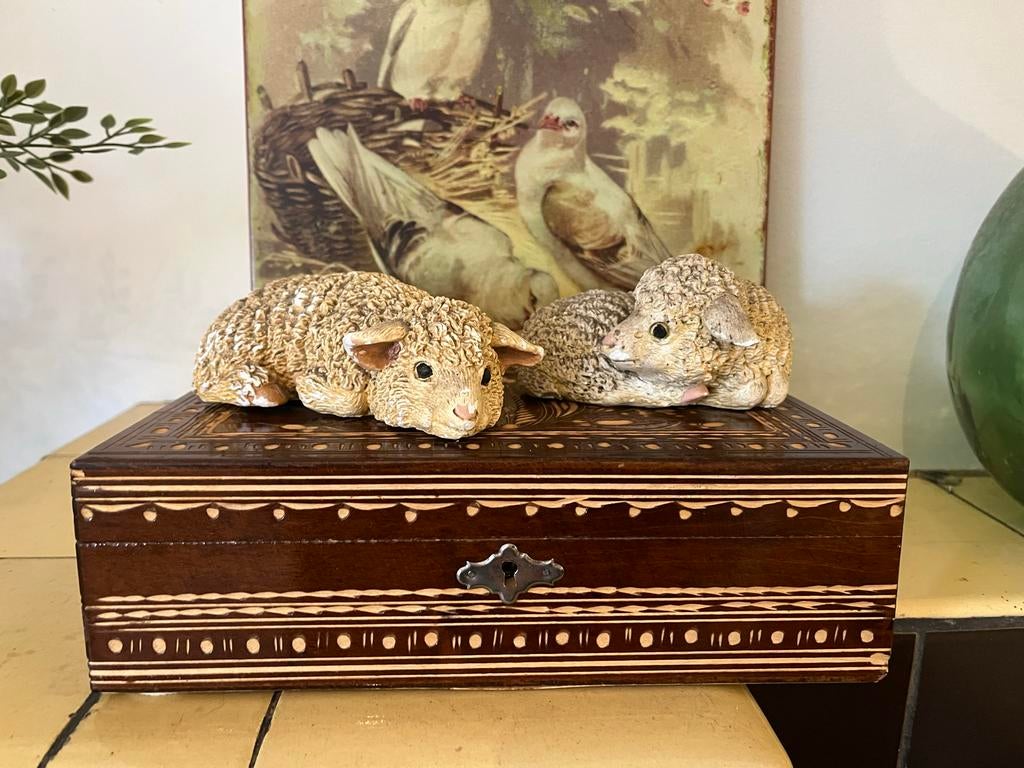 Twee grotere gipsen schaapjes / lammetjes, Antiek en Kunst, Curiosa en Brocante, Ophalen of Verzenden