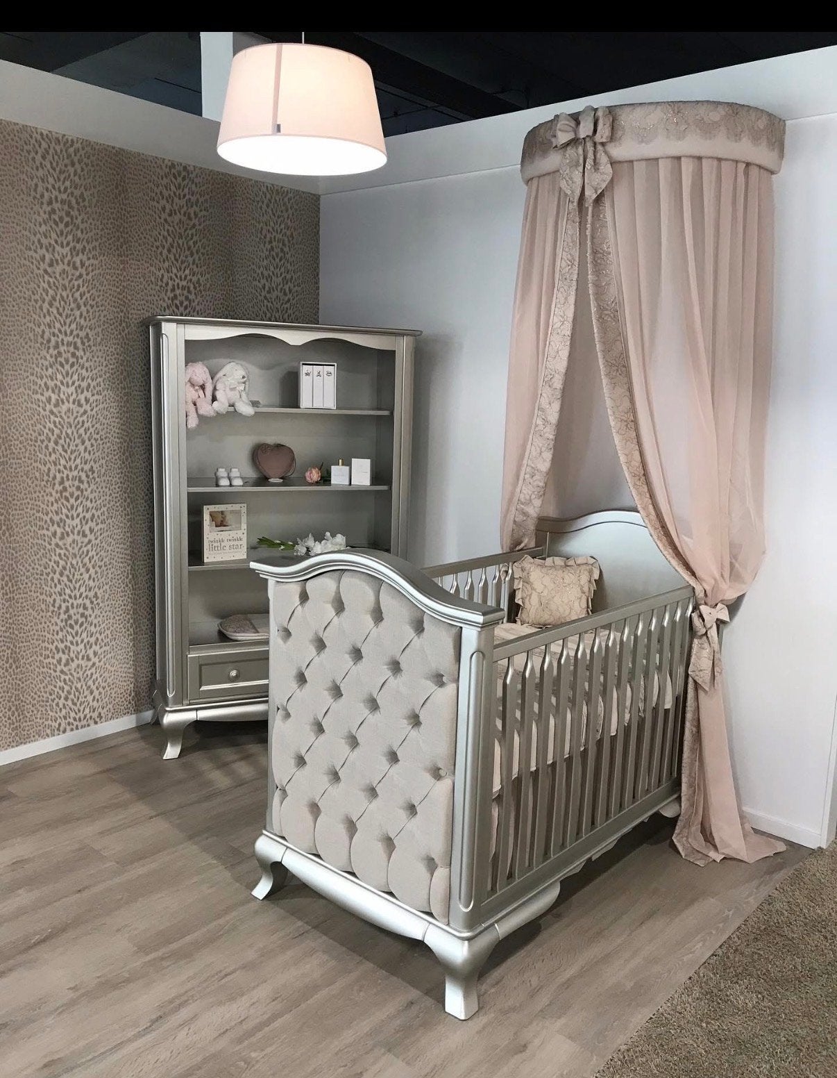 Luxe baby ledikant met gestoffeerd hoofdeinde, Ophalen of Verzenden, Zo goed als nieuw, Ledikant