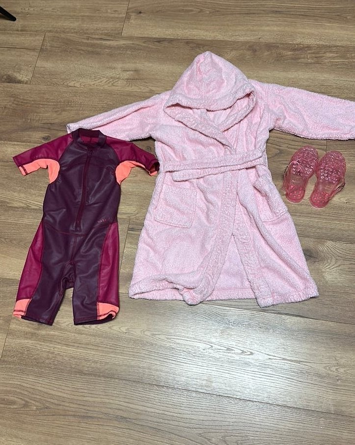 setje met badjas, zwemschoenen en zwempak, Ophalen, Zo goed als nieuw, Meisje, Badpak