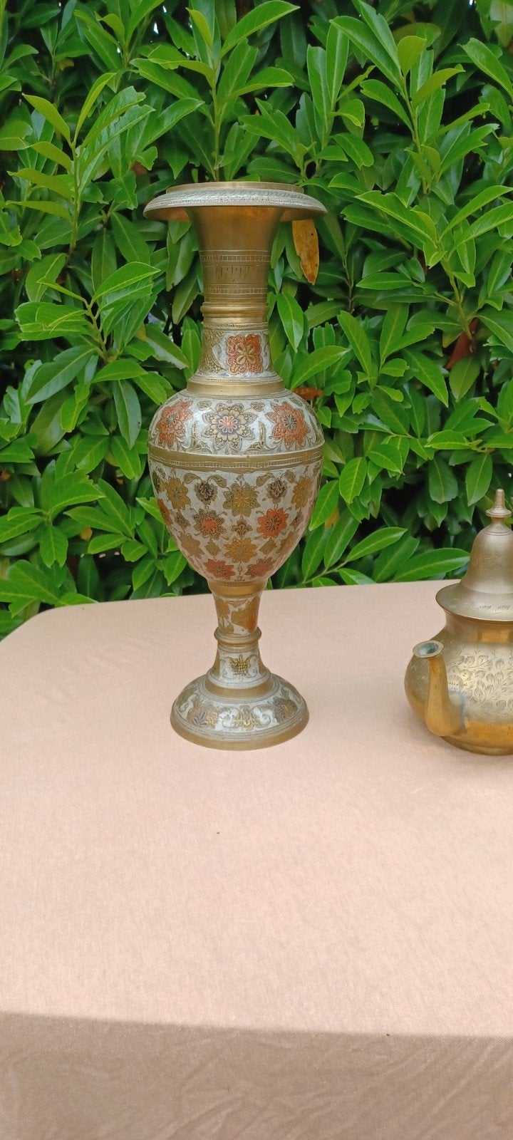 Antieke Indiase messing vaas met bloemmotief, Ophalen of Verzenden