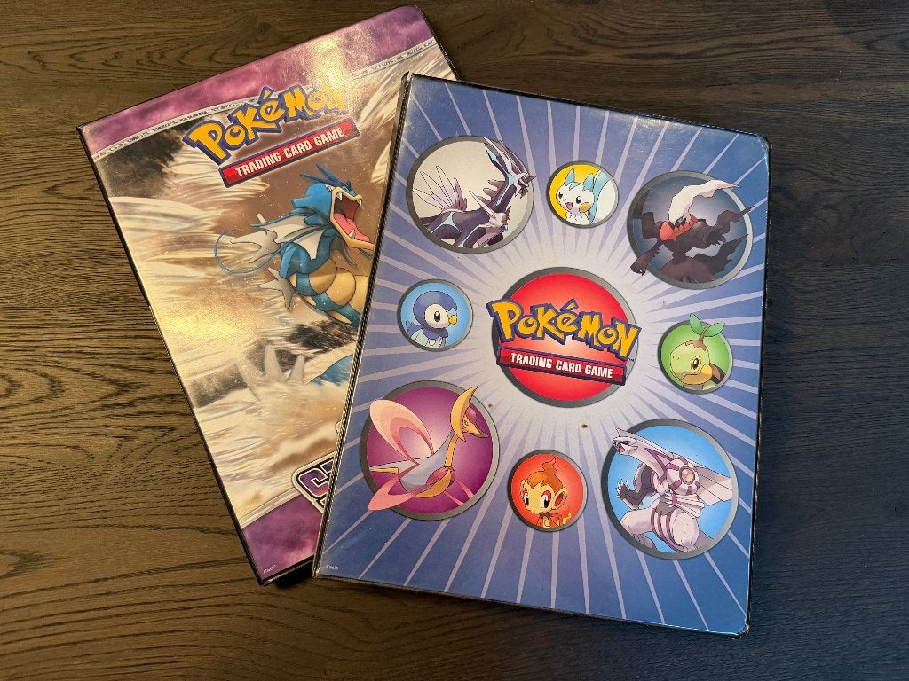2 mappen pokemon kaarten, Ophalen of Verzenden, Gebruikt, Meerdere kaarten, Foil