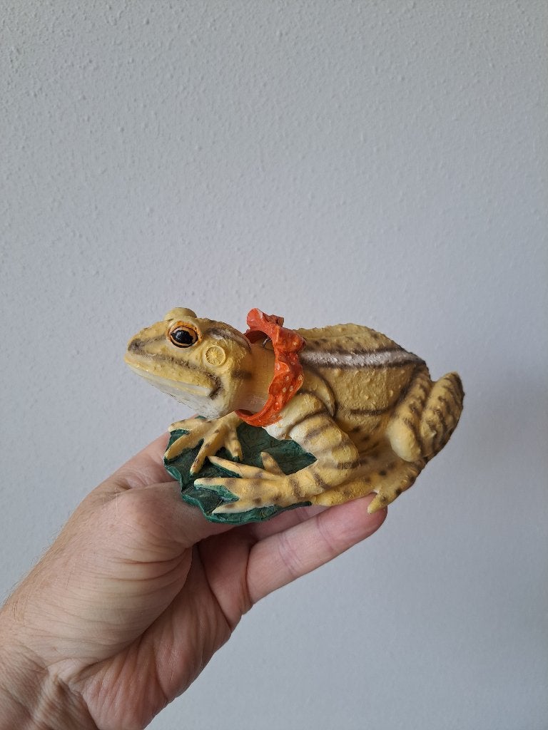 Kikker van Kunsthars met Wiebelhoofd 15x9x7cm, Ophalen of Verzenden, Zo goed als nieuw, Reptiel of Amfibie, Beeldje of Figuurtje