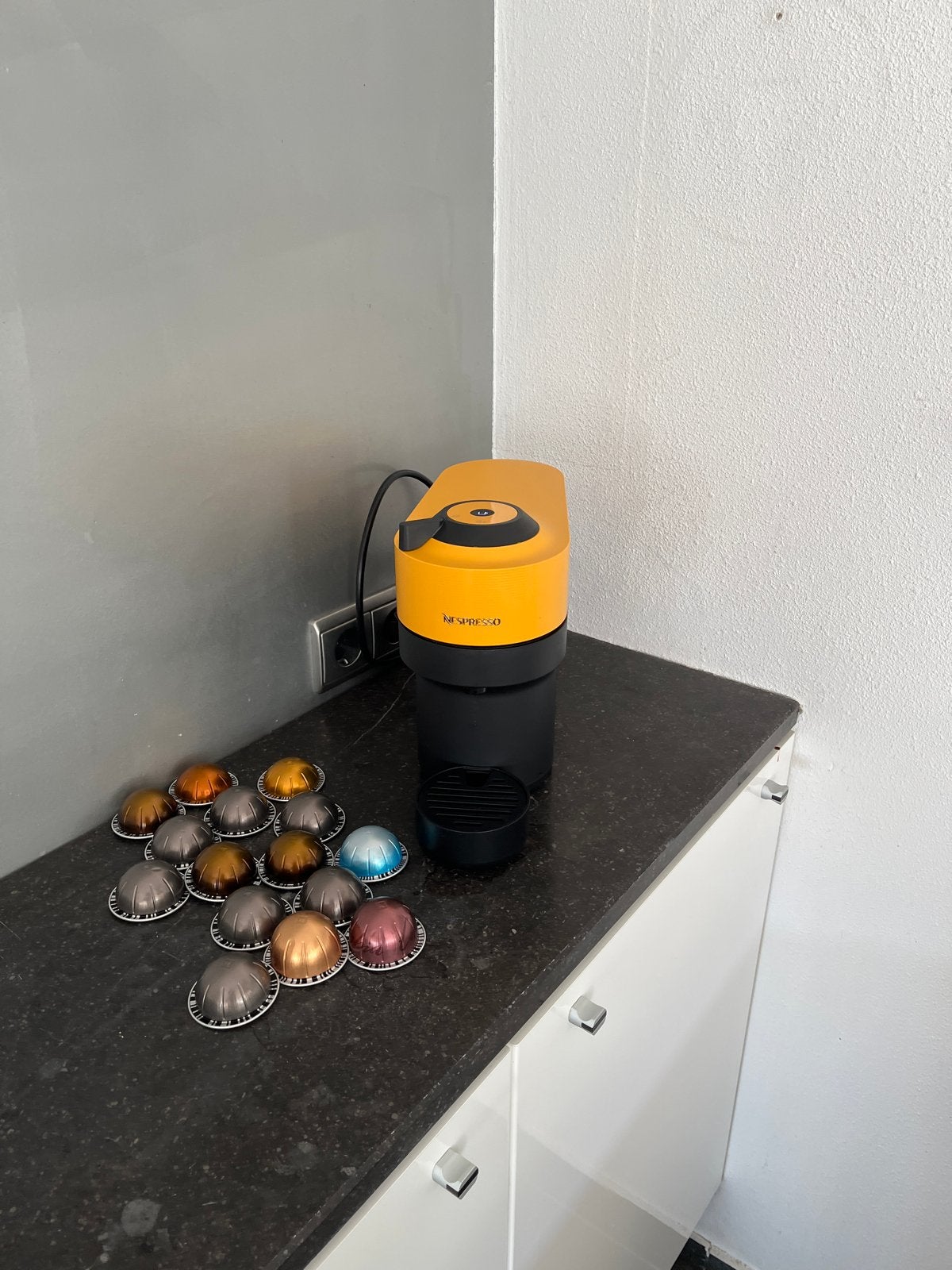 Nespresso Vertuo geel - Zo goed als nieuw, Koffiepads en cups, Koffiemachine, Ophalen of Verzenden, Zo goed als nieuw