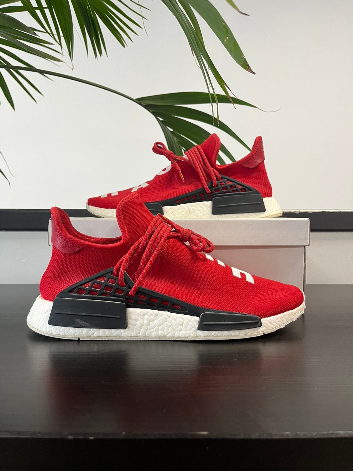 Adidas Pharell Human Race Scarlet, Overige kleuren, Ophalen of Verzenden, Sneakers of Gympen, Gedragen