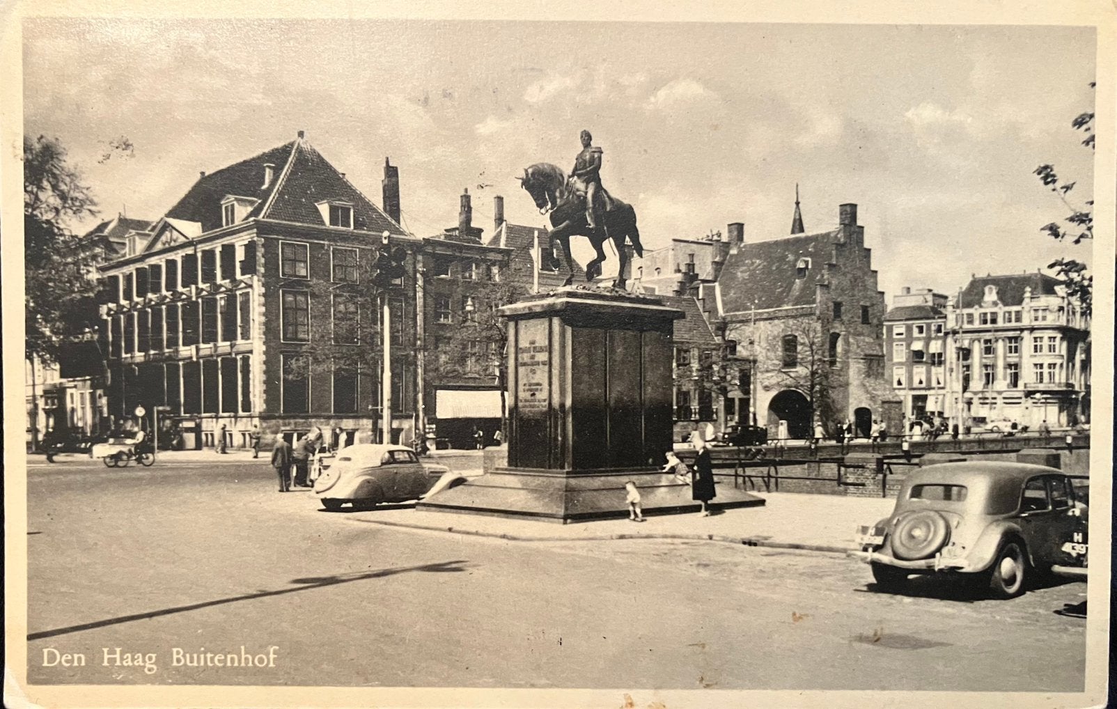Ansichtkaart met Auto Citroën Traction Avant in Den Haag, Verzamelen, Verzenden, 1940 tot 1960, Gelopen, Voertuig