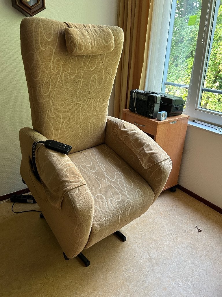 Sta-op stoel in goede staat electrisch bediend, Ophalen, Gebruikt, 75 tot 100 cm, Stof