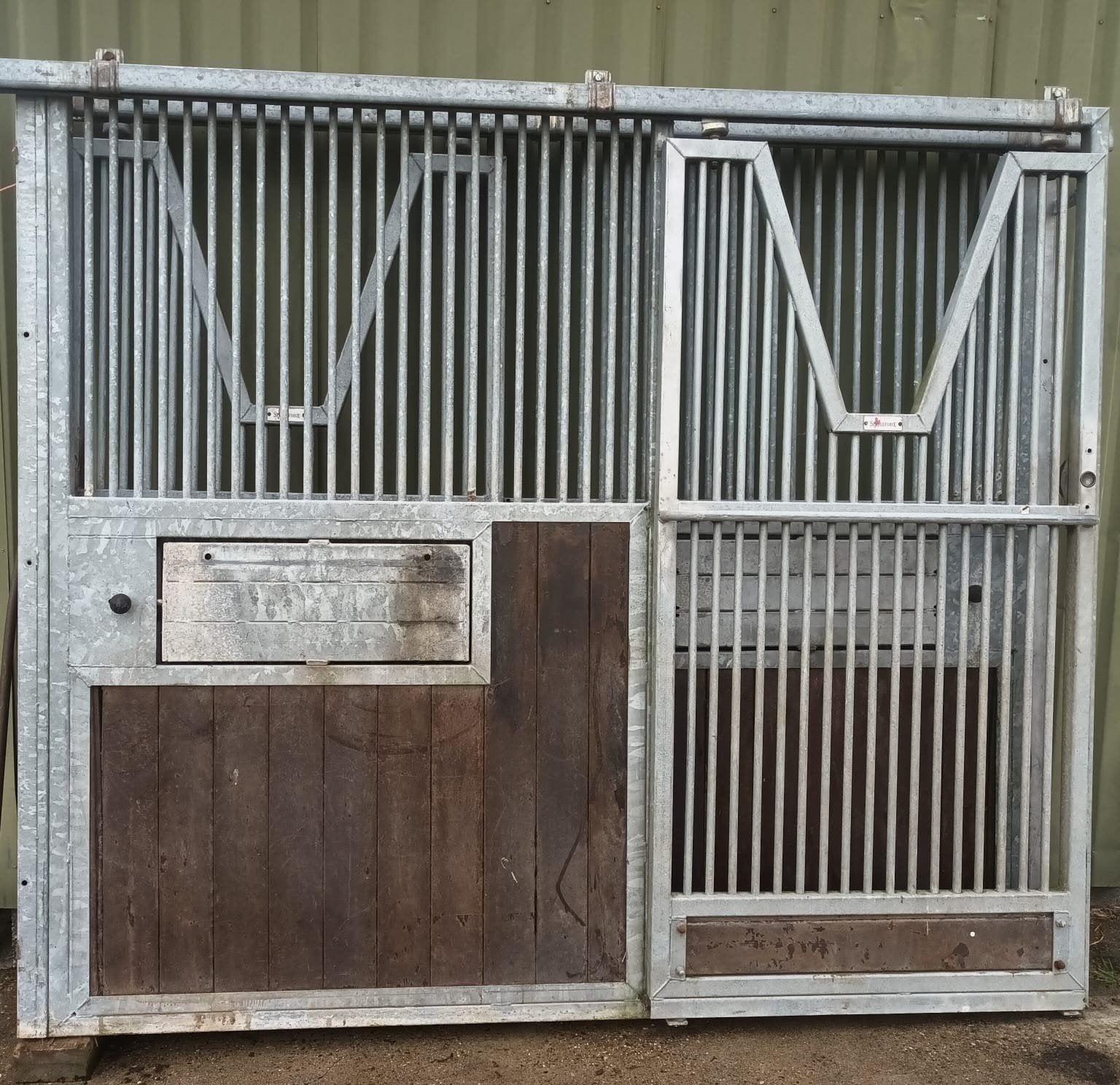 Luxe voorwanden paardenstal