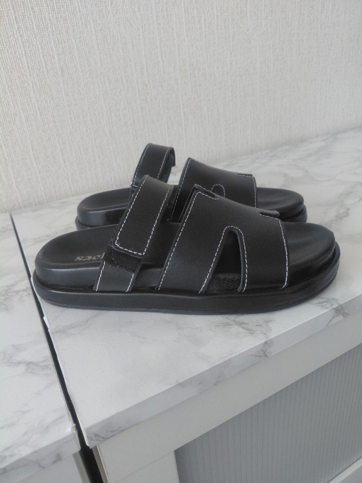 Sacha zwarte slippers met klittenband, Ophalen of Verzenden, Gedragen, Zwart, Sandalen of Muiltjes