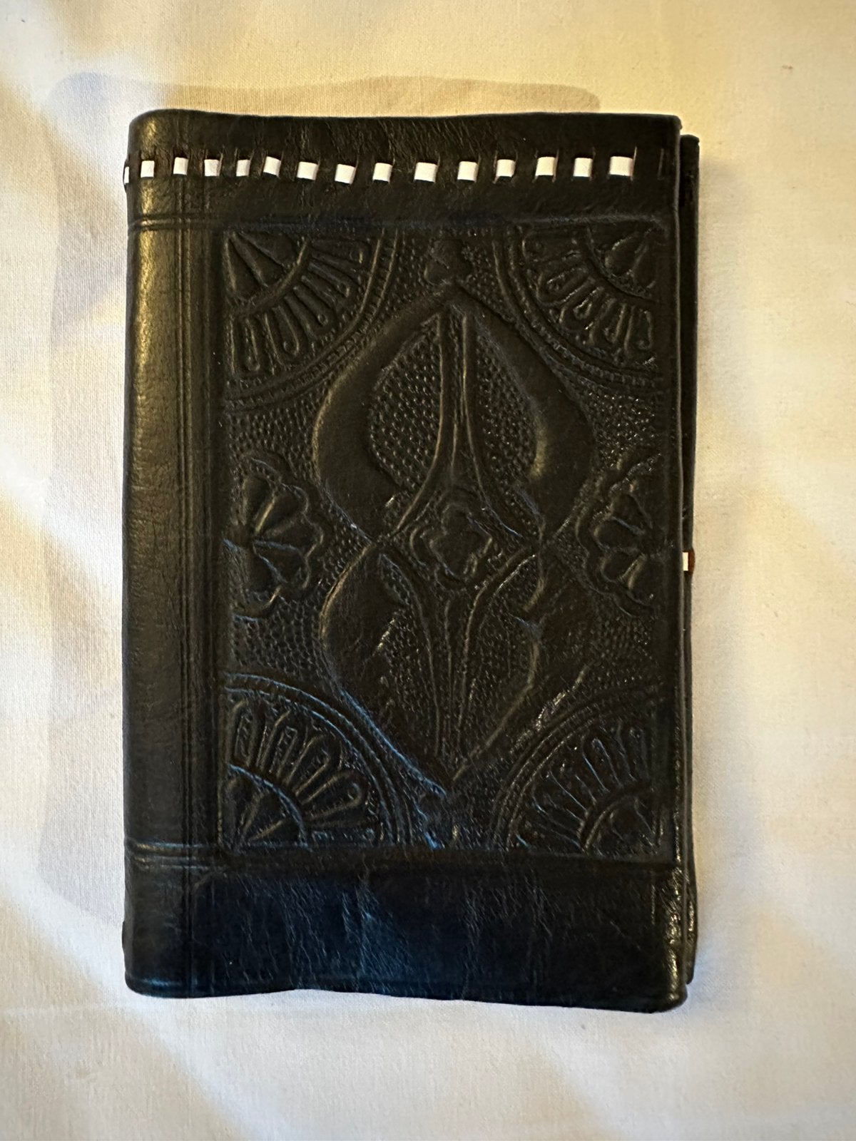 Handcrafted Black Leather Wallet – Embossed Artisan Design, Ophalen of Verzenden, Zo goed als nieuw, Zwart