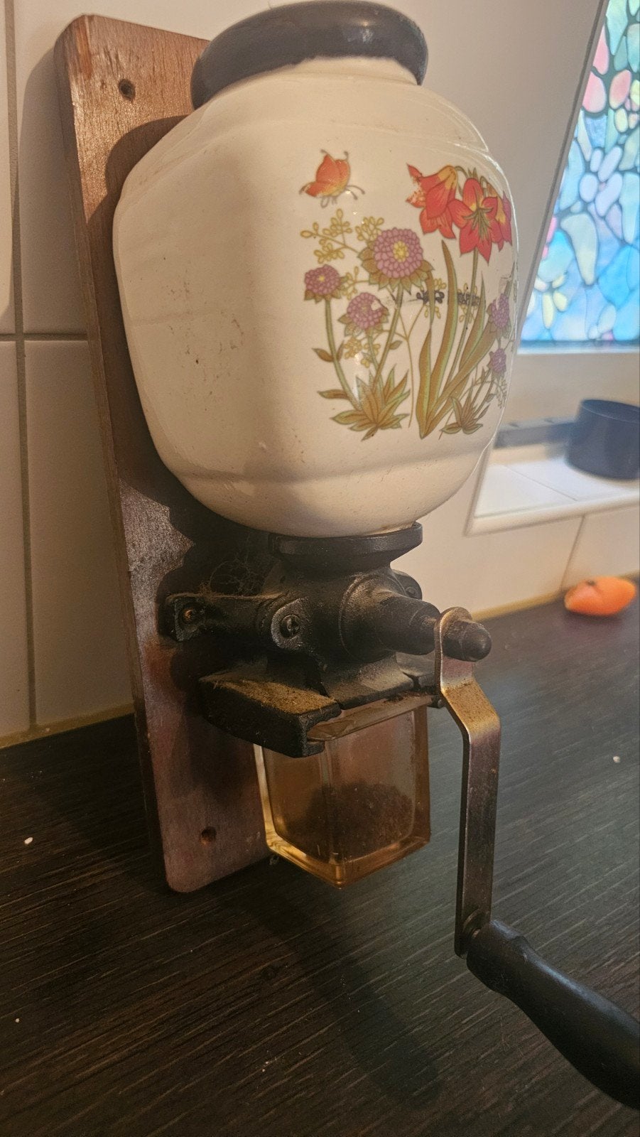 Vintage wandkoffiemolen met bloemmotief, Ophalen