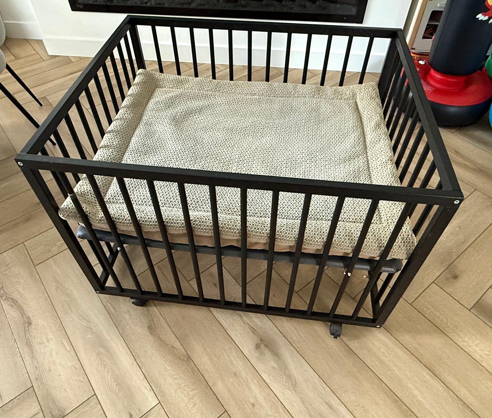 Zwarte babybox, Ophalen, Zo goed als nieuw, Boxkleed
