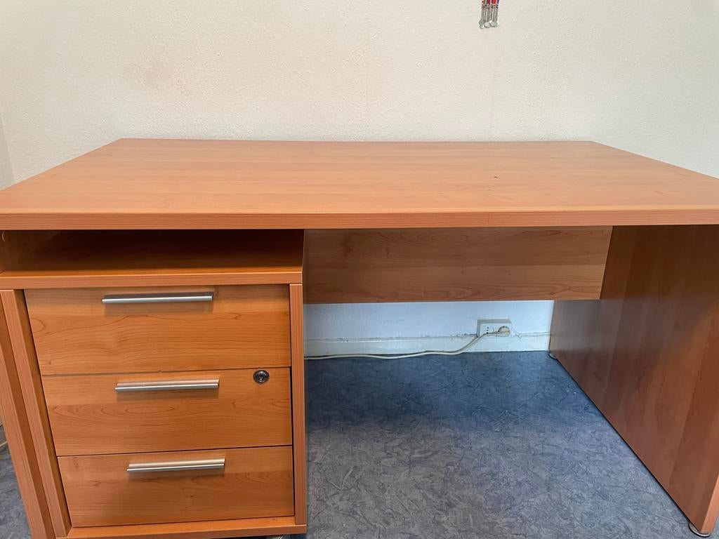 Ruim bureau met lades - 140x80 cm, Overige typen, Bruin, Ophalen of Verzenden, Zo goed als nieuw