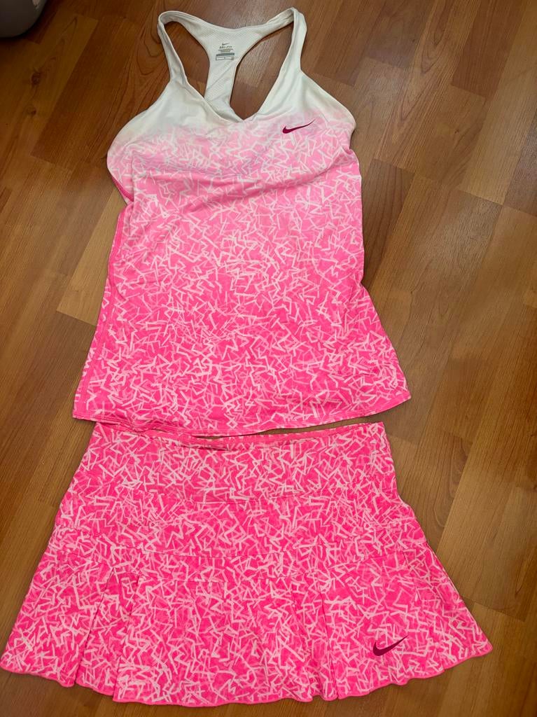 Nike Knalroze Tennisset Maat S - Top & Rok met Ballenbroekje, Nike, L00, Ophalen of Verzenden, Zo goed als nieuw