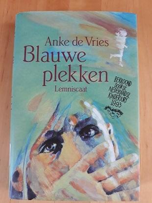 KLADWERK  en BLAUWE PLEKKEN  van  Anke de Vries, Ophalen of Verzenden, Zo goed als nieuw
