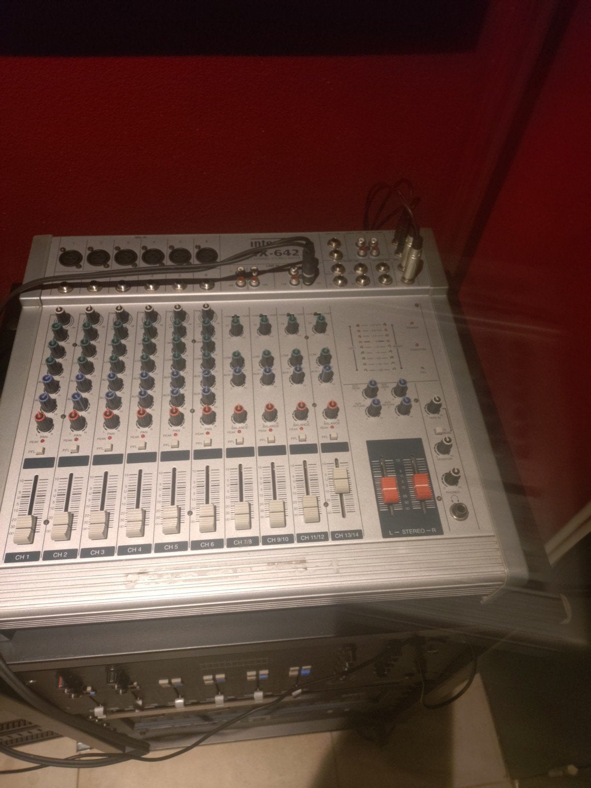 gezocht Inter-M MX-642 14-kanaals stereomixer, Ophalen of Verzenden, Gebruikt, 10 tot 20 kanalen, Microfooningang