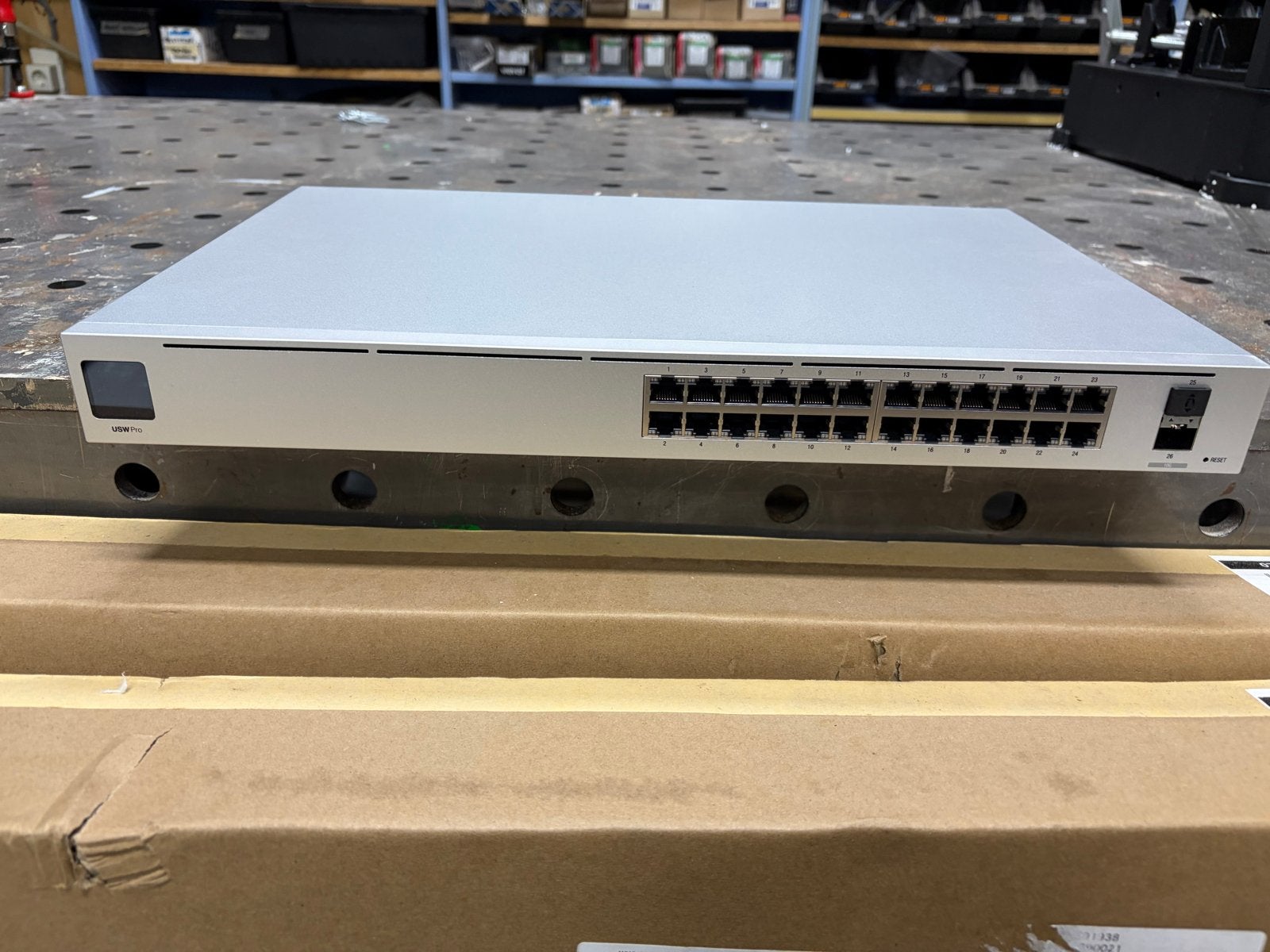 Ubiquiti UniFi USW Pro 24 Gen 2 Non-PoE Switch, Computers en Software, Ophalen of Verzenden, Gebruikt