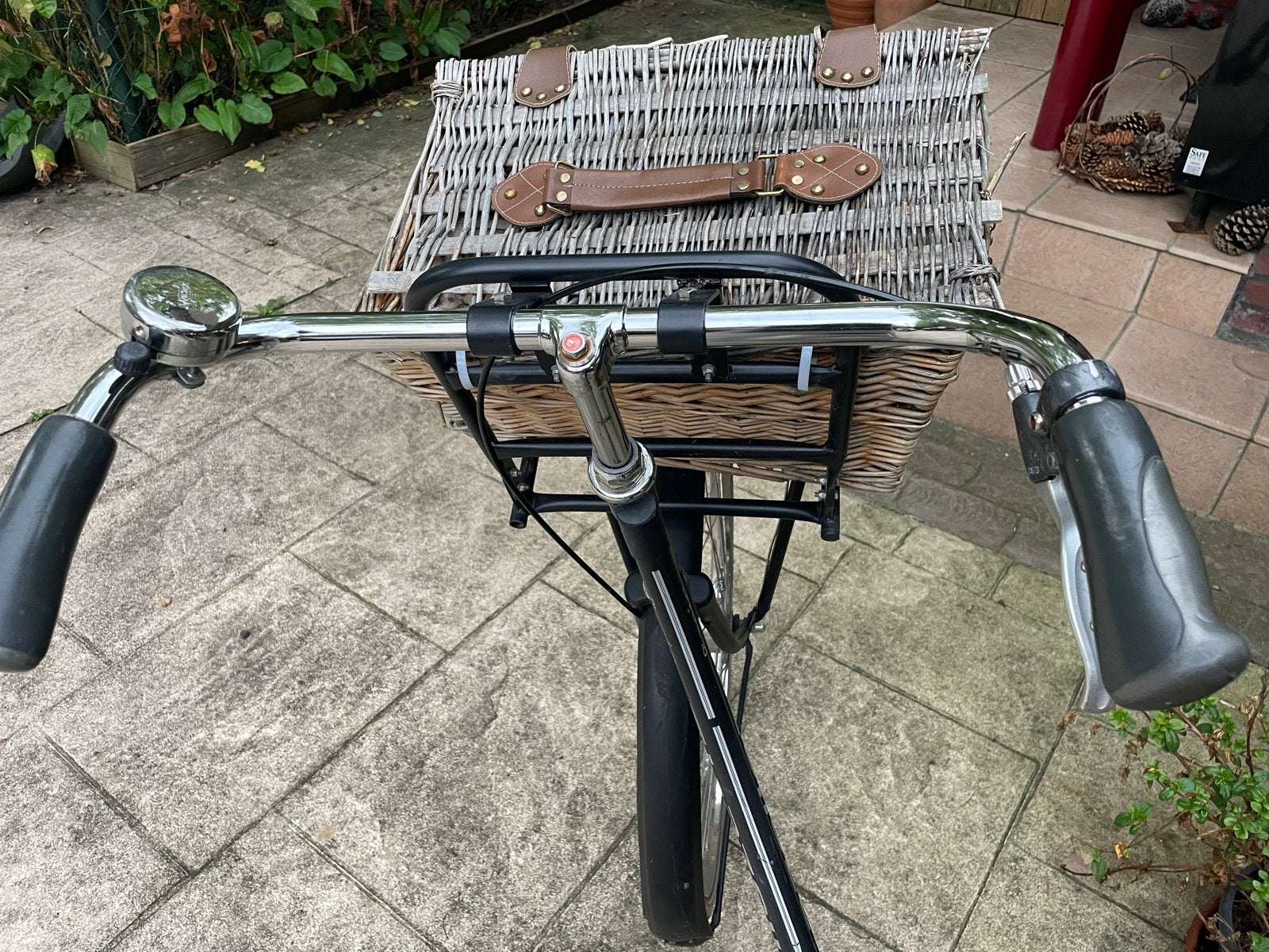 Foto 2 van Gazelle transportfiets met rieten mand