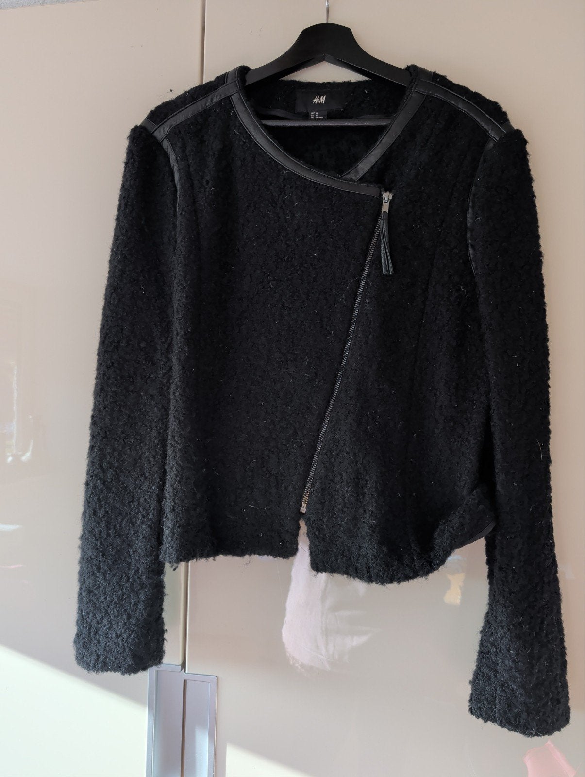 H&M Zwart Bouclé Jasje met Asymmetrische Rits - Maat 44, H&M, Zwart, Maat 42/44 (L), Ophalen of Verzenden