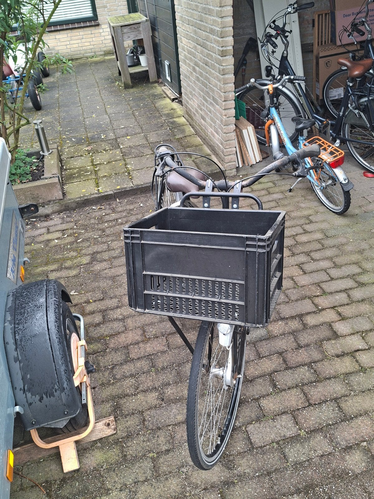 Zwarte damesfiets met voordrager en krat, Terugtraprem, Sparta, Gebruikt, Handrem