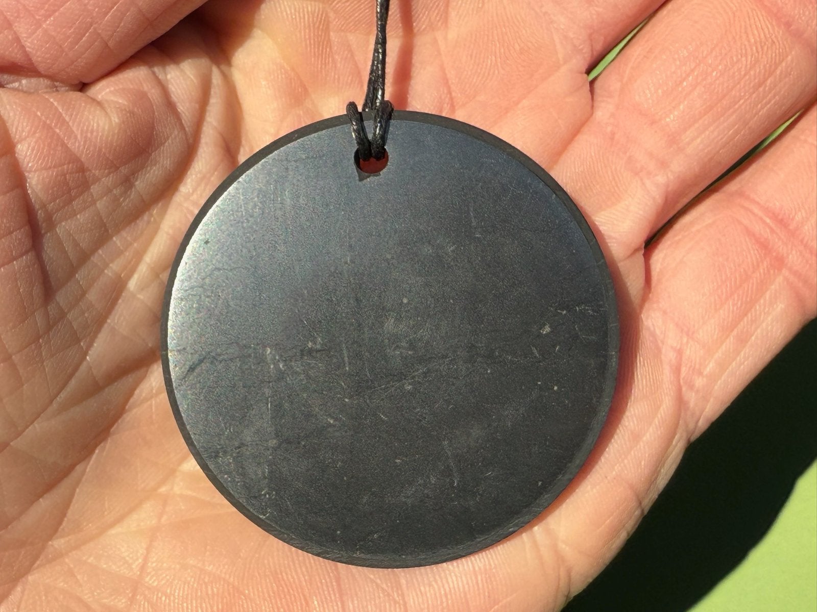 Shungite shungiet hanger mineralen, Verzamelen, Mineralen en Fossielen, Ophalen of Verzenden, Mineraal