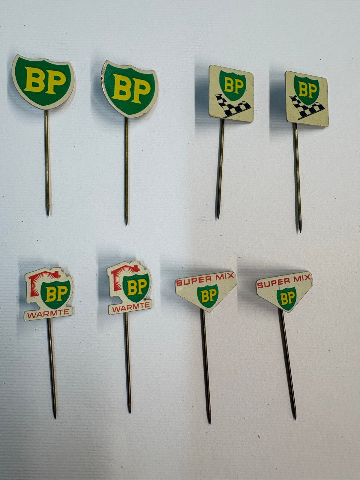 8 Oude BP Speldjes - 4 Verschillende Soorten (2 per soort), Ophalen of Verzenden, Gebruikt, Merk, Speldje of Pin