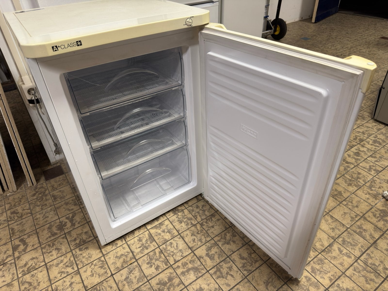 Indesit Tafelmodel Vrieskast A+ met 4 Laden, Gebruikt, Minder dan 60 cm, Energieklasse A of zuiniger, Vrijstaand