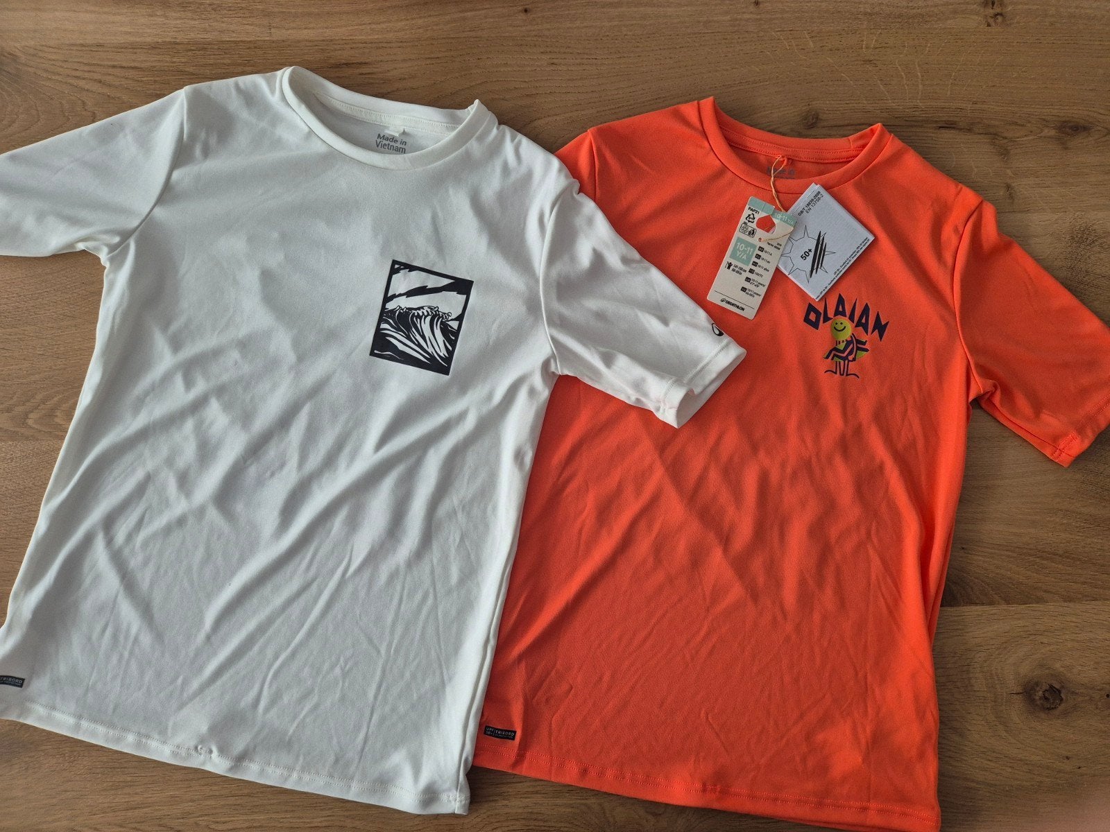 Twee zwemshirts Decathlon – maat 10-11 jaar (141-150 cm), Ophalen, Zo goed als nieuw, Decathlon, Jongen of Meisje
