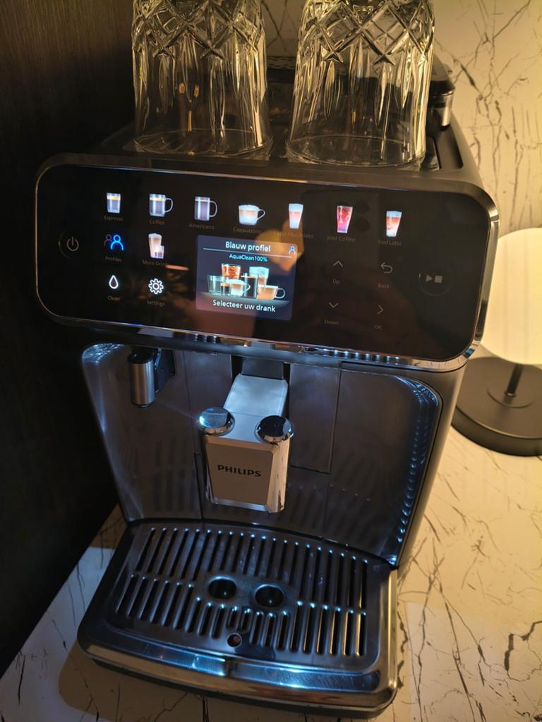 Philips LatteGo 5500 serie EP5549/70 in nieuwstaat,, Witgoed en Apparatuur, Ophalen, 10 kopjes of meer, Koffiemachine, Zo goed als nieuw