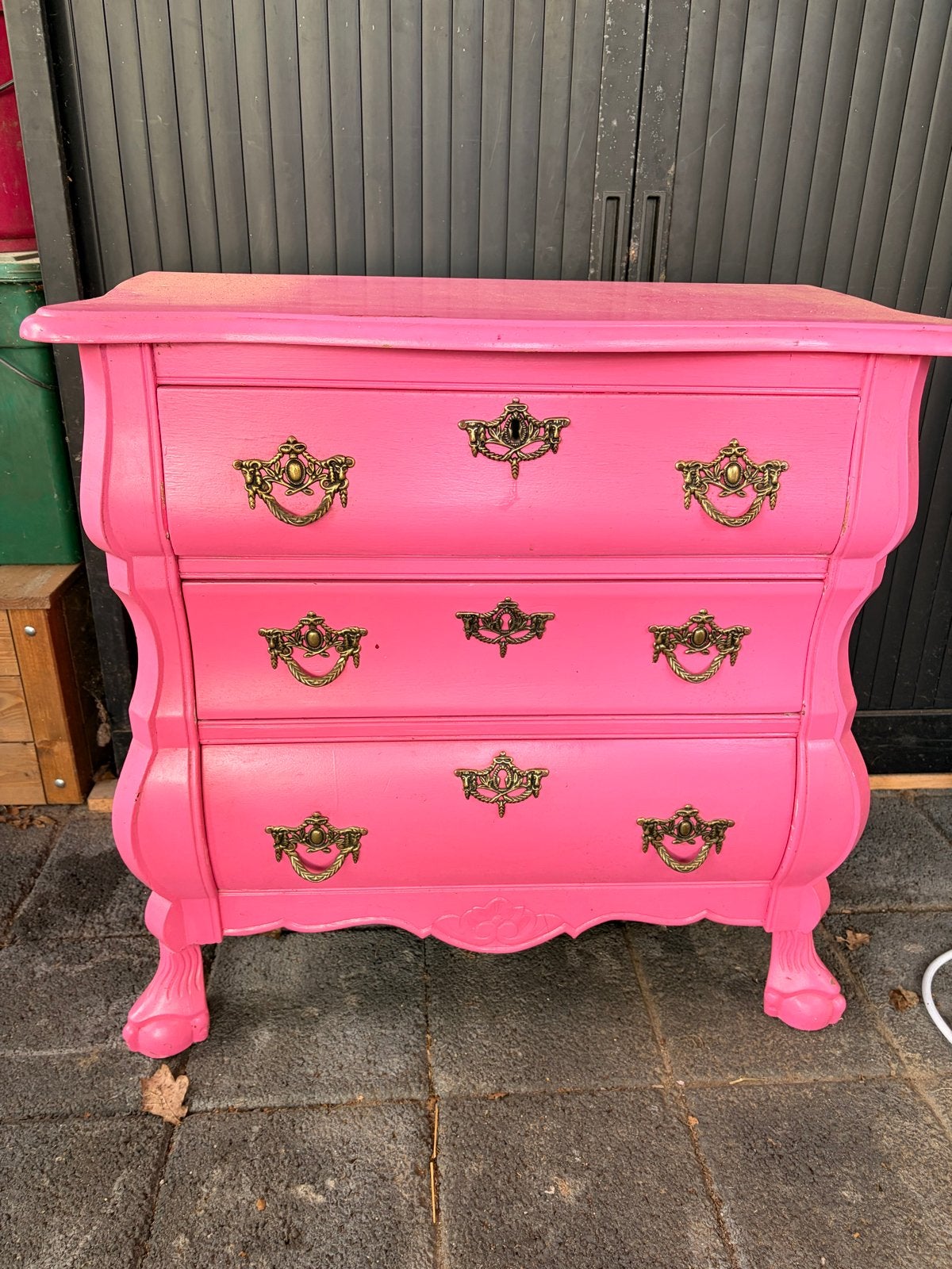 Opvallende roze buikkast met sierlijke handgrepen, Ophalen, Gebruikt, 50 tot 100 cm, Met lade(s)